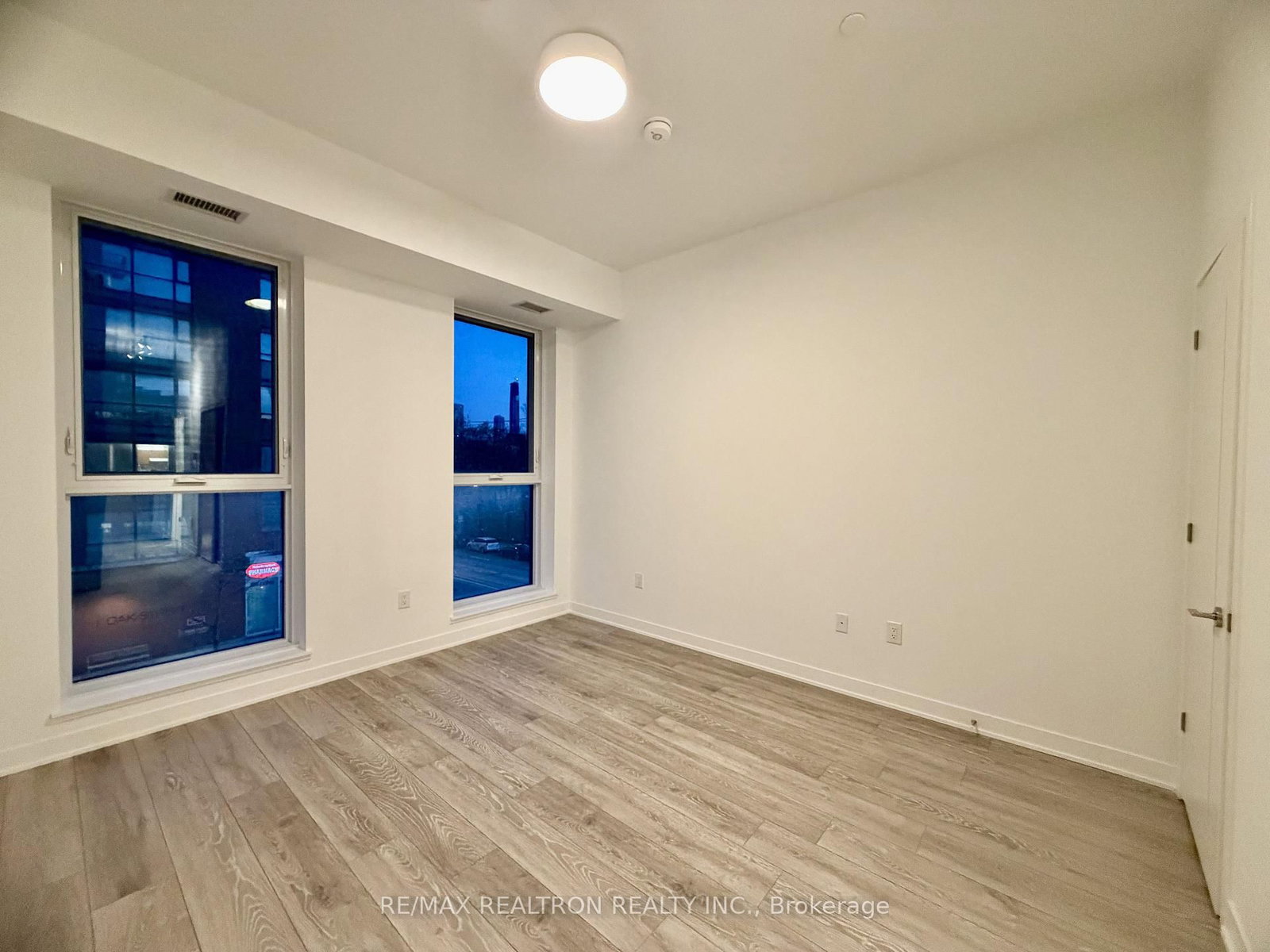 216-10 Oak St, Toronto — 3